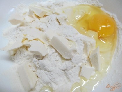 В глубокой миске соединить муку, масло, соль, яйцо и мускатный орех (буквально на кончике ножа).
