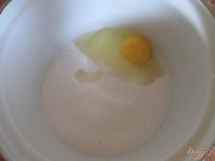 Яйцо хорошо растереть с сахаром.