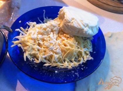 Твердый сыр трем на терке, сулугуни разминаем руками.