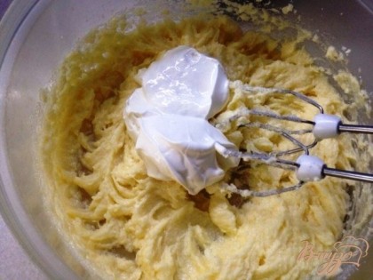 Масло выдерживаем при комнатной температуре, чтобы растаяло. В чашу для смешивания кладём масло, яйца, сахар, сметану, соду и всю муку