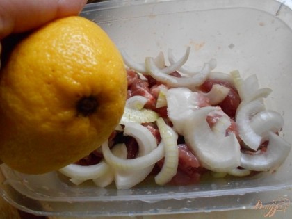 Лук нарезаем кольцами или полукольцами и добавляем к мясу. Добавляем сок одного лимона.