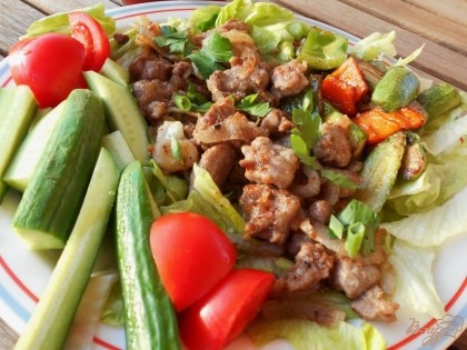 Готово! На блюдо выкладываем листья салата, приготовленные овощи. Добавляем по желанию свежие овощи - огурцы и помидоры. Выкладываем шашлык и подаем к столу!