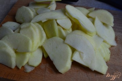 Яблоки почистить от кожуры и нарезать тонкими ломтиками.Сложить в мисочку.