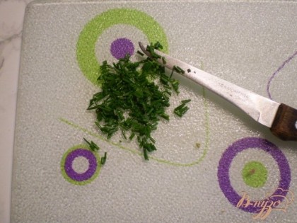 Для украшения салата нарезаем еще зеленого лука, очень мелко. Посыпаем.