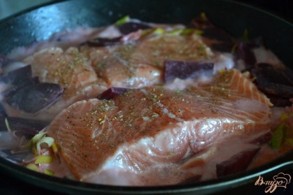 На овощи уложить филе рыбы, заранее немного посолив и посыпав прованскими травами. Накрыть крышкой и потушить 7 минут на тихом огне.