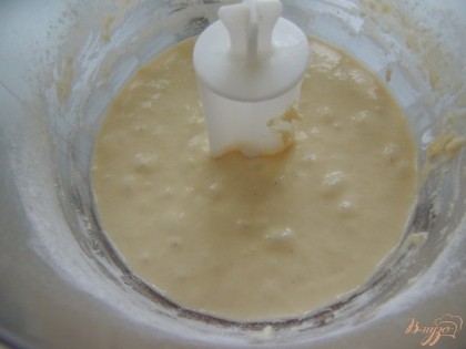 Развести дрожжи в 1/2 стакана молока, добавить яйцо, соль, сахар, соду, перемешать. Добавить муку до состояния густой сметаны. Оставить подходить на 30 минут.