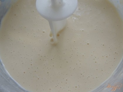Оставшееся молоко вскипятить и постоянно помешивая влить в тесто. Оставить подходить ещё на 1 час.