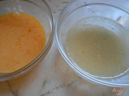 Теперь смешиваем аккуратно яично- лимонную смесь с остывшим бульоном.