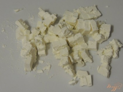 Сыр нарезать небольшими кубиками. Помидоры, сыр, зелень смешать и начинка для бутербродов готова.