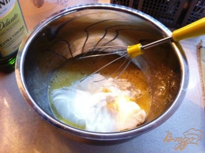 Взбиваем яйцо со сметаной, солью и перцем.