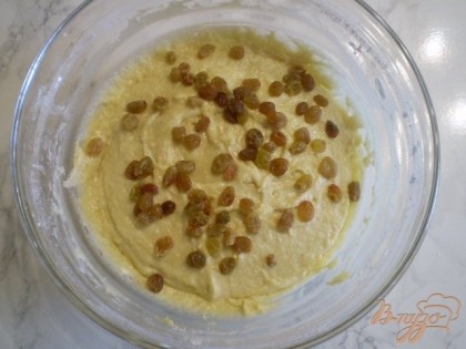 В готовое тесто нужно добавить сухофрукты или изюм.