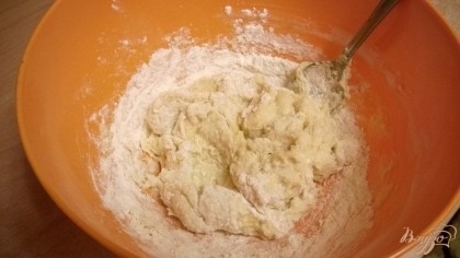 Для теста смешиваем стакан муки и стакан кипятка, затем добавляем яйцо, 1 ч л соли, 2 ст л водки и замешиваем мягкое тесто, добавляя еще немного муки.