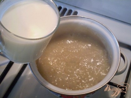 После вливаем молоко и добавляем сахар, провариваем еще 1 минуту.