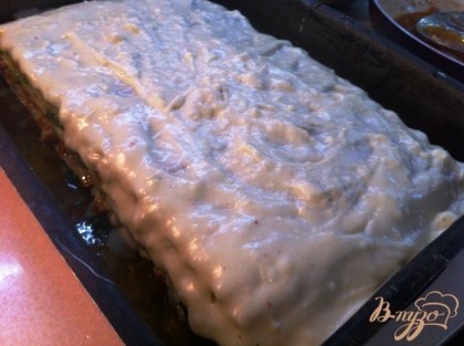 Верхний слой лазаньи заливаем соусом и запекаем около 45 минут при 180 градусах