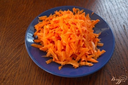 Морковь нарезать мелко или натереть на терке.