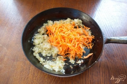 Лук, а потом морковь обжарьте на сковороде, с добавлением растительного масла.
