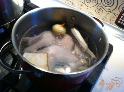 Моем курицу, ставим варитььдо закипания, сливаем, моем. Заливаем водой, дбавляем почищенные коренья сельдерея и петрушки, лук репчатый и порей варим около 20 минут