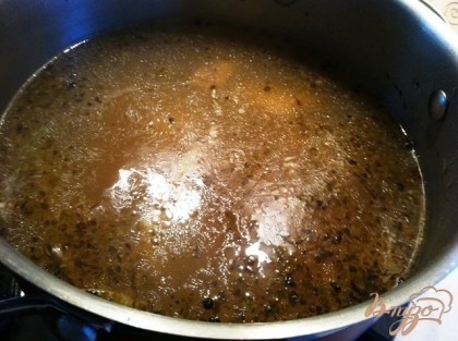 Затем добавляем порезанный картофель, солим и добавляем специи. Варим около 15 минут и добавляем макароны, варим еще 5 минут.
