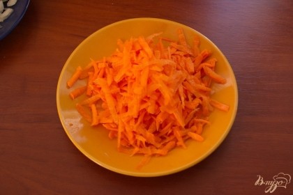 Морковь натереть на терке. Репчатый лук нарезать мелко.