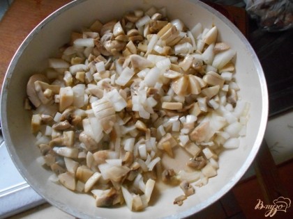 Нарежем грибы и лук также мелким кубиком и обжарим их в 1 ст.л оливкового масла до готовности. Добавим соль и перец по вкусу. Готовые овощи смешаем с курицей и также прогреем. Начинка готова.