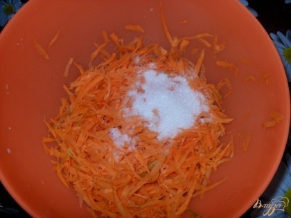 Морковь натираем на крупной терке, добавляем соль и сахар, и аккуратно мнем ее, перемешивая.
