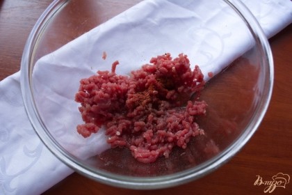 Говядину перекрутить на мясорубке. Добавить соль, перец по вкусу. Влить 4 ст. ложки воды. Вымешать фарш очень хорошо. Несколько раз подбросьте и уроните фарш в миску. Так мясо станет плотным и упругим.