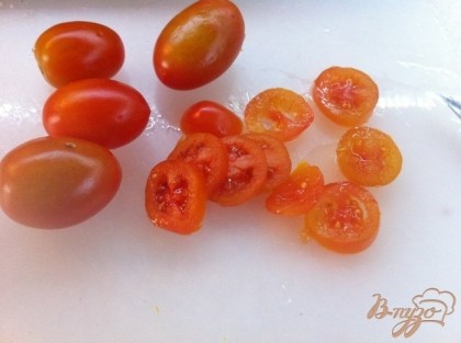 Нарезаем кружочками помидоры черри
