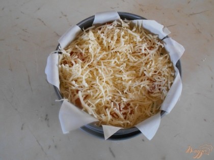 Посыпаем поверхность пирога натертым твердым сыром.Отправляем пирог в духовку на 30 -40 минут.
