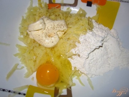 В миску натрите картофель, добавьте майонез, яйцо, соль, муку, перемешайте. Если кляр получится густой добавьте немного воды.