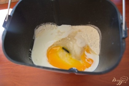 Добавляем кефир, 1 яйцо, сахар, соль.