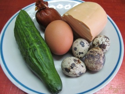 Пока готовятся тарталетки, нужно приготовить начинку. У меня салат из огурца, яйца, ветчины и копченного сыра.