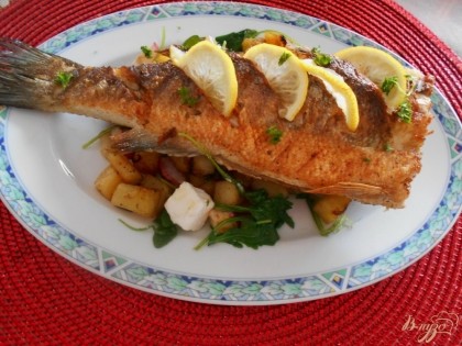 Готово! На блюдо выкладываем теплый салат, а сверху рыбу- гриль. Украшаем лимоном. Приятного аппетита!