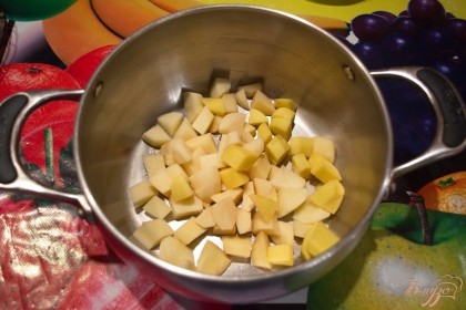 Картофель нарезать кубиком, залить водой и поставить вариться. Когда вода с картофелем закипит, добавьте капусту.
