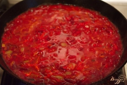 Влейте стакан воды и добавьте томатную пасту. Тушите все на небольшом огне до мягкости овощей.