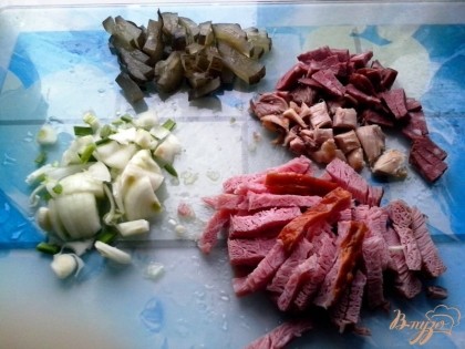 Для начинки, нарезать огурец консервированный, отварное куриное мясо, копчёности - произвольно. Репчатый лук нарезать четверть кольцами (можно вместе с зелёными ростками).