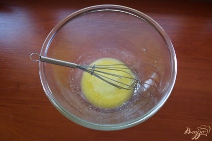 В миску для замеса помещаем сливочное масло. Растопите его в микроволновке полностью. Слегка остудите.