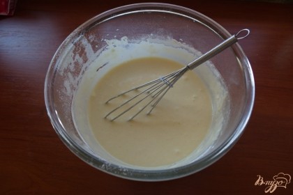 Просейте муку и замесите тесто, подобное густой сметане. При перемешивании, от венчика на поверхности теста на 1-2 минуты остаются бороздки.