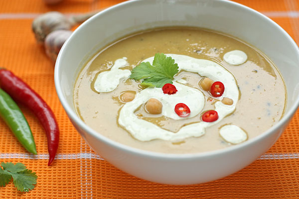 Подавайте горячий суп с холодной заправкой, украсив кусочками чили и листьями кинзы.