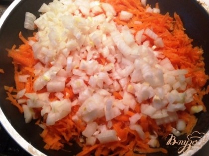 Добавляем к моркови лук и жарим до готовности