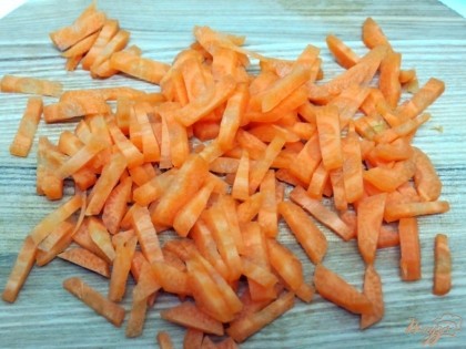 Морковь нарезаем мелкими брусочками.