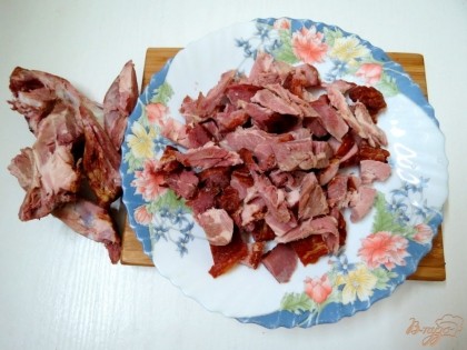 У копчёного мяса отделяем кость. Мясо нарезаем на кусочки.