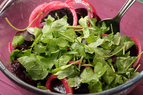 Заправьте салат, добавьте свежую крупно нарезанную зелень и подавайте.