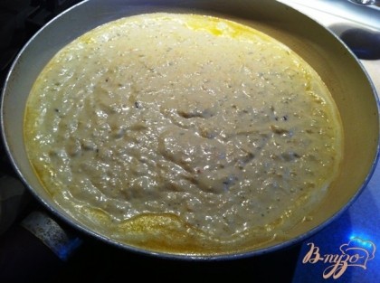 Затем вылить эту сырную смесь на разогретую и смазанную растительным маслом сковороду лучше небольшую хачапури будет пышный. Сверху