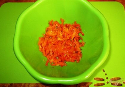 Обжарить на подсолнечном масле морковь и репчатый лук.