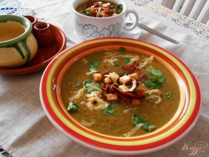 Готово! Готовый суп разливаем по порционным тарелкам, выкладываем крутоны и бекон  и украшаем зеленью. Приятного аппетита!
