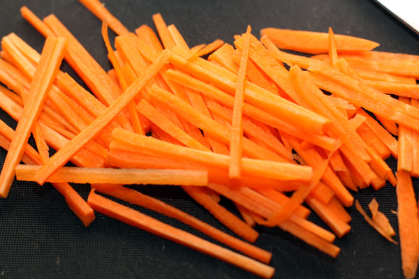 Морковь очистите и нарежьте тонкой соломкой.
