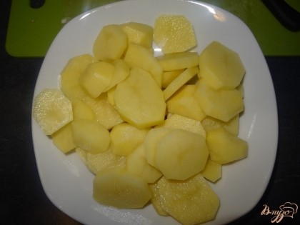 Картофель очистить, нарезать пластинами среднего размера.