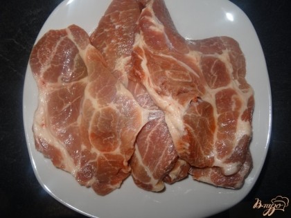 Мясо промыть, убрать имеющиеся кости. Я предпочитаю свиную корейку, она очень нежная в приготовлении. Если куски большие, то разрезать их на несколько частей.