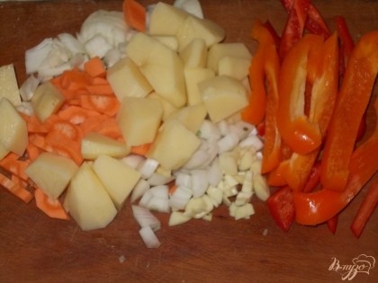 Теперь нарежем лук, чеснок - мелким кубиком, картофель- крупным, морковь- кружочками, перец болгарский - полосками.