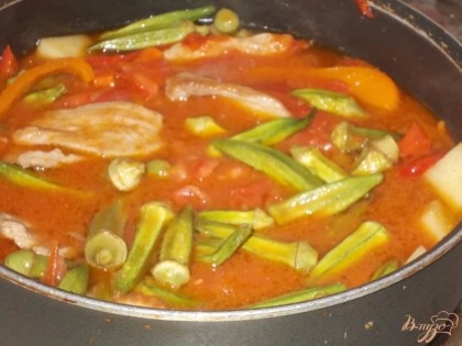 Заливаем овощи томатами в собственном соку. Добавляем к овощам куриные полоски.Солим, перчим. Накрываем крышкой сковороду и тушим овощи до готовности окры.